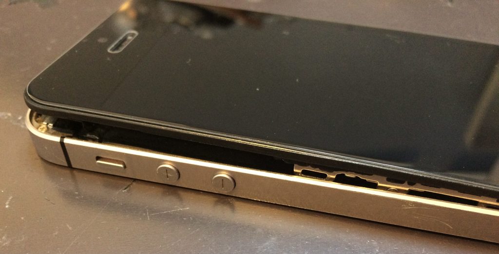 iPhoneSE バッテリー交換事例
バッテリー 膨張 交換