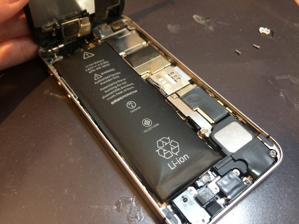 iPhone修理 本厚木
初代 iPhoneSE バッテリー 膨張