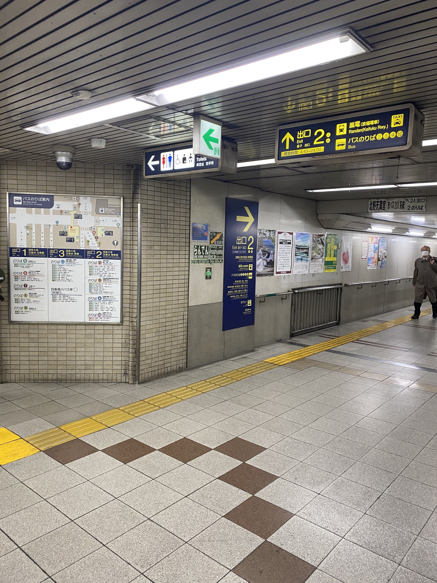 阪急大宮駅　東改札口に向かって進みます。