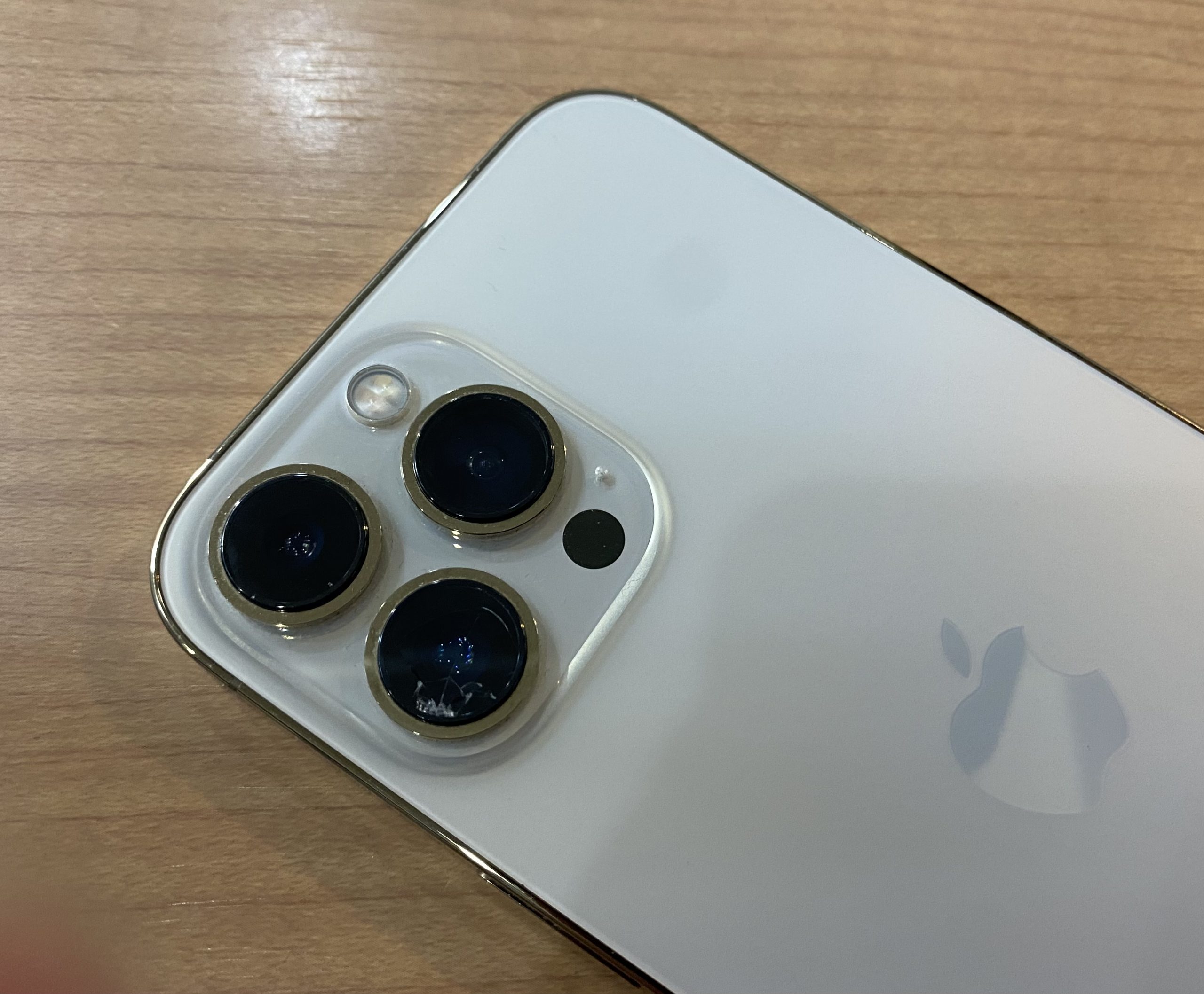 【iPhone13proMax】アウトカメラレンズ割れ（本厚木）
