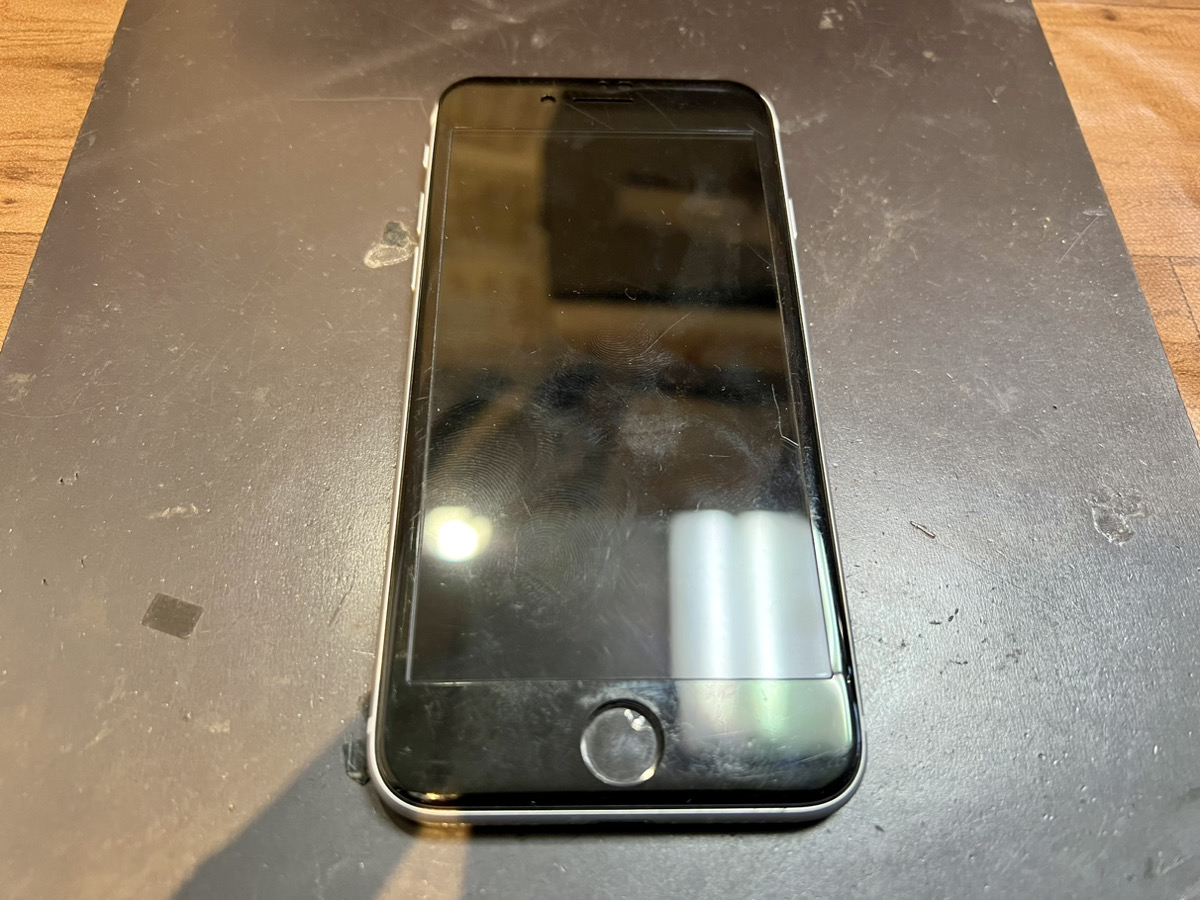 【iPhoneSE2】ぶつけて画面が映らないけど音は鳴っている！（本厚木）
