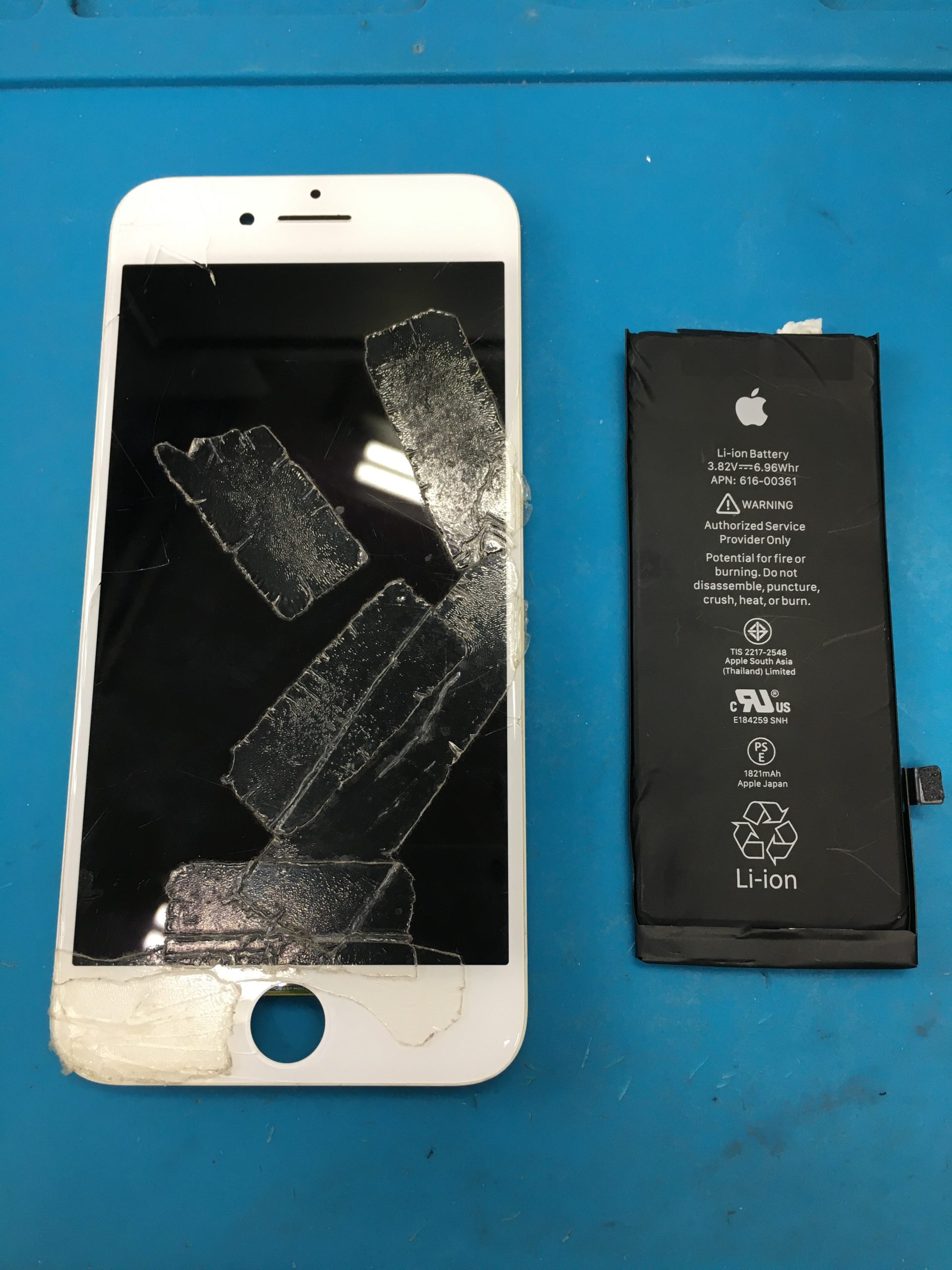 【iPhone8】パネル、バッテリー修理（練馬店）
