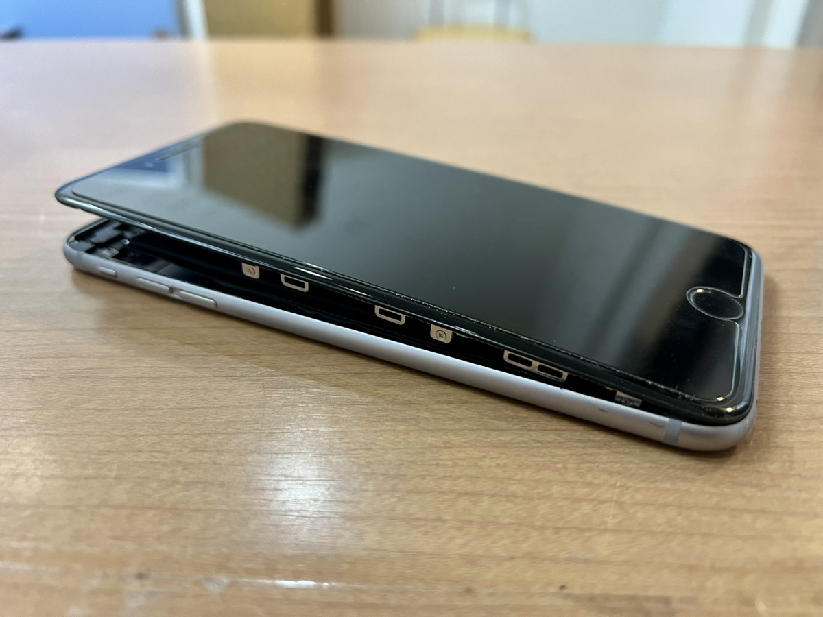 【iPhone6 Plus】バッテリー膨張で画面がはずれてしまった（本厚木）