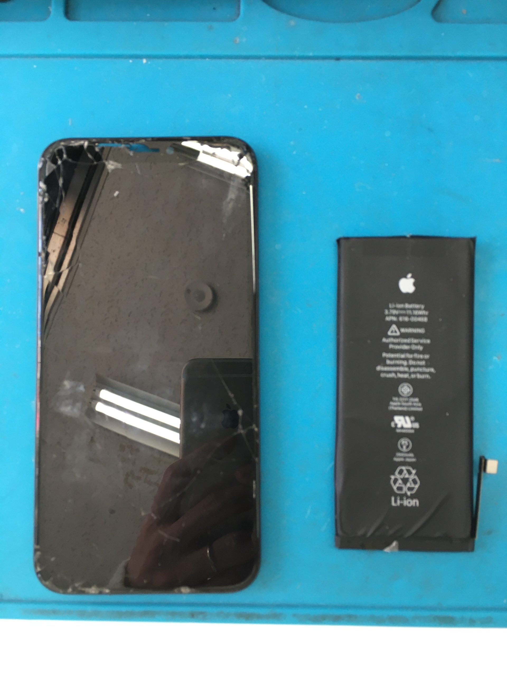 【iPhoneXR】バッテリー、パネル総修理（練馬店）