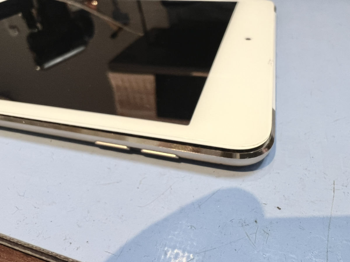 【iPad mini4】バッテリー膨張による画面浮き（本厚木）
