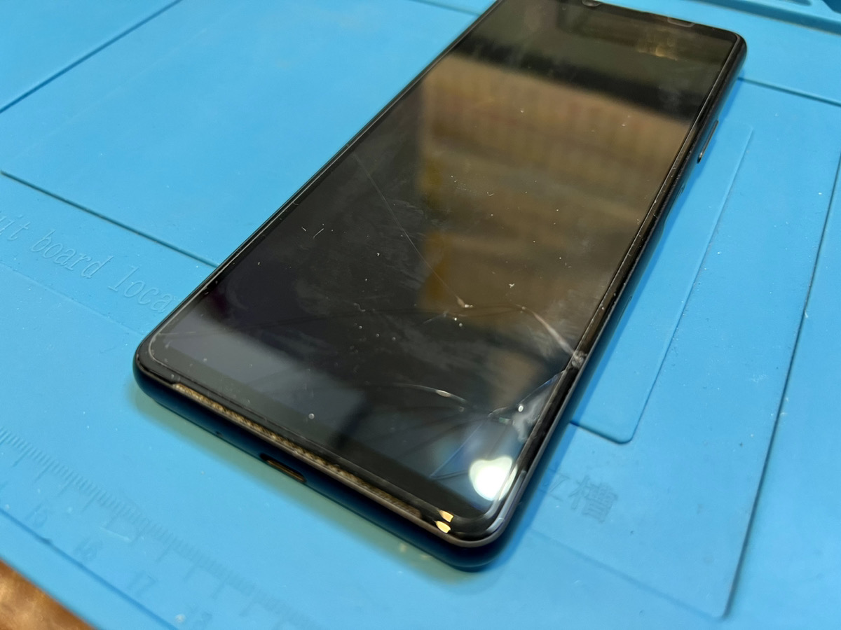 【Xperia 10 III lite】画面にひび割れ、すぐになおしたい（本厚木）