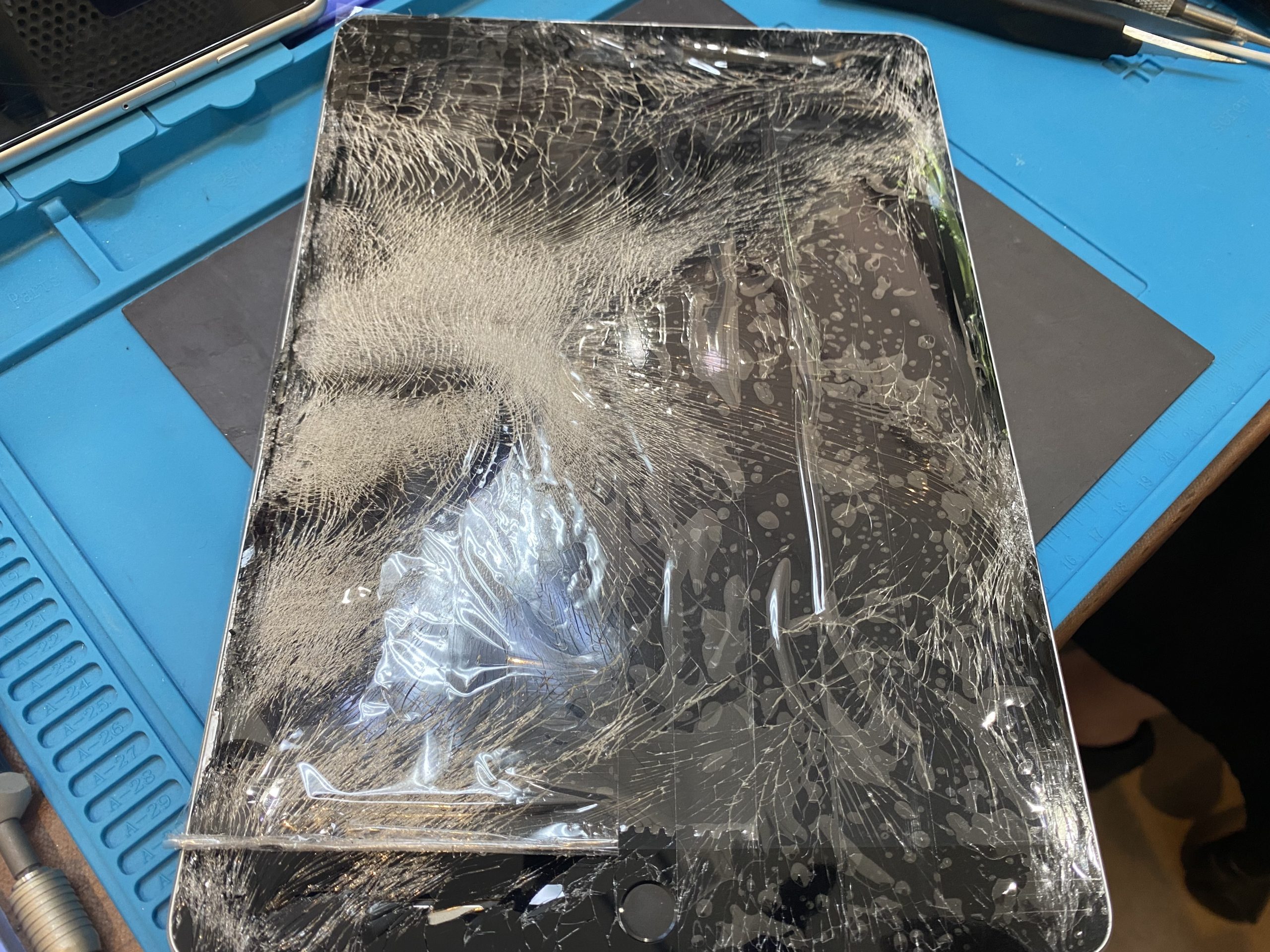 【iPad9】画面バキバキ修理（本厚木）