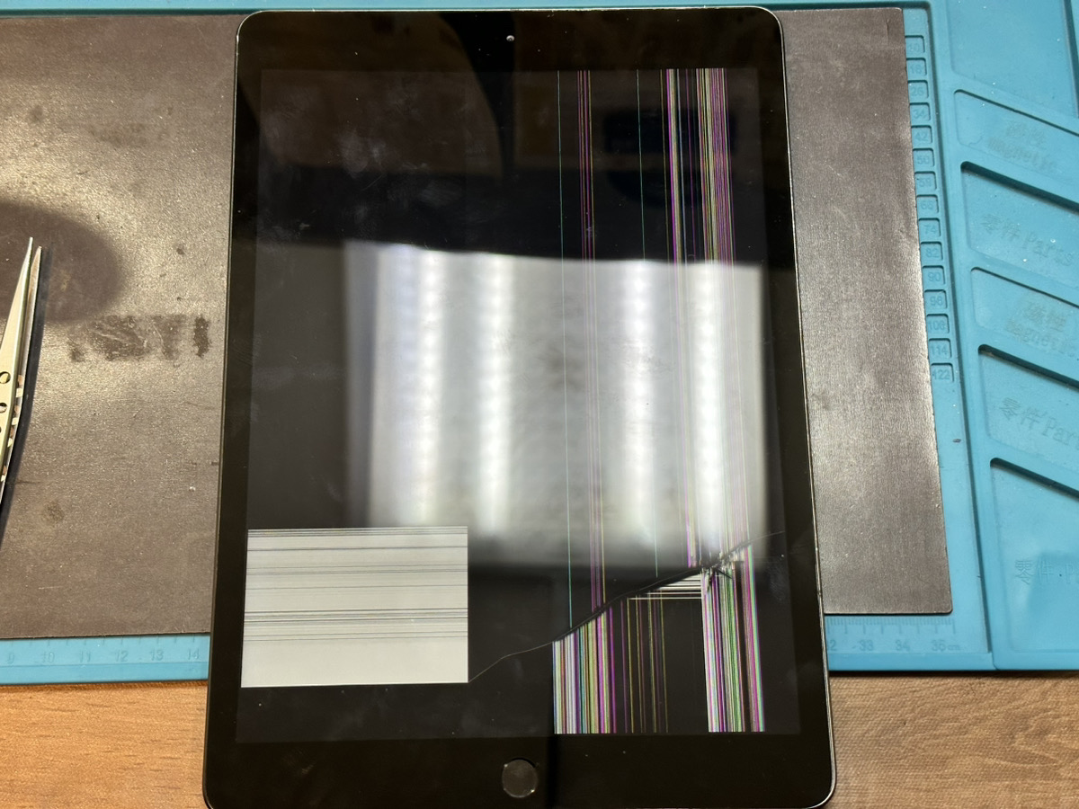 【iPad7】液晶漏れで画面見えない（本厚木）