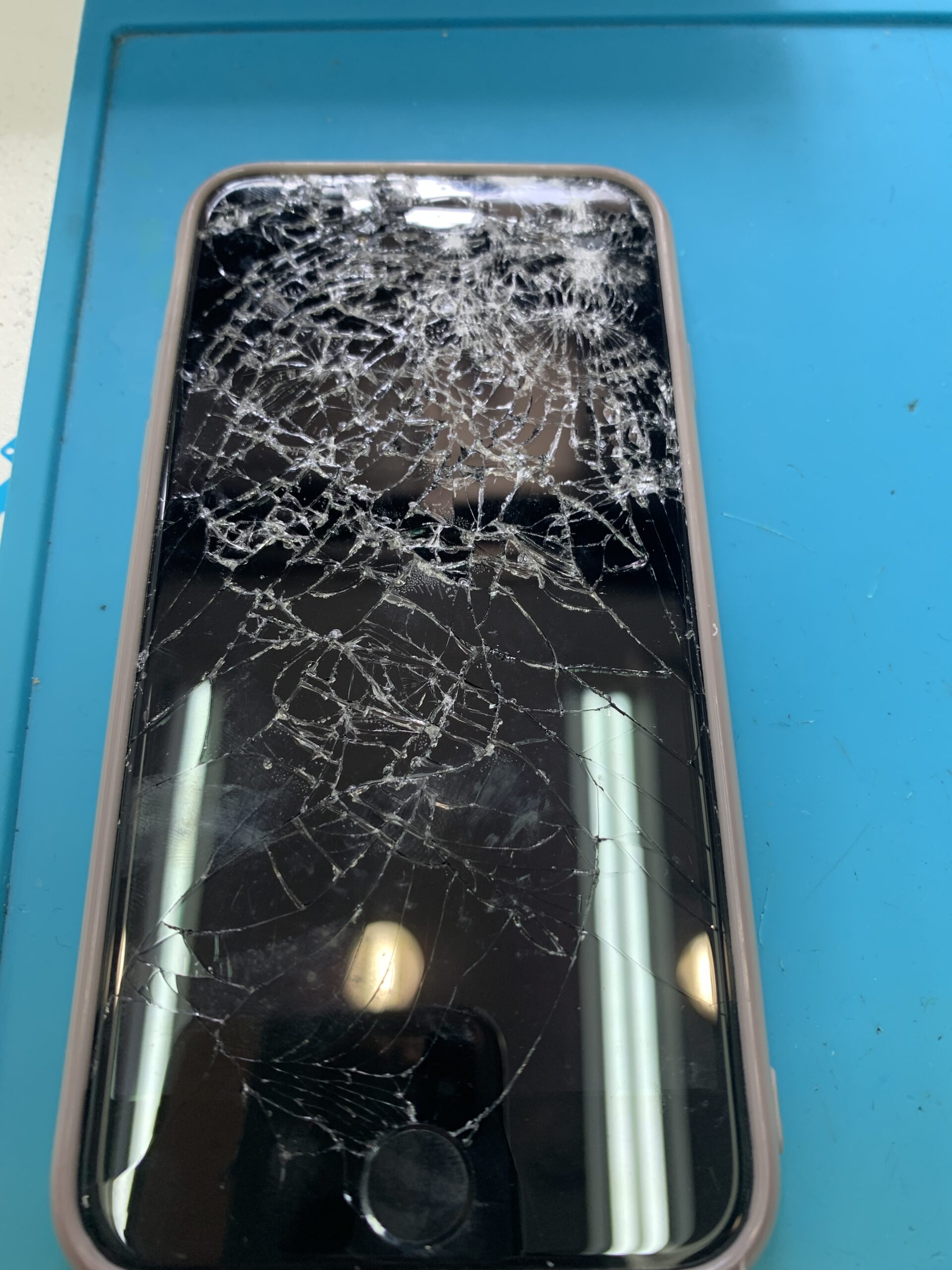 iPhoneSE3 パネル交換【練馬】