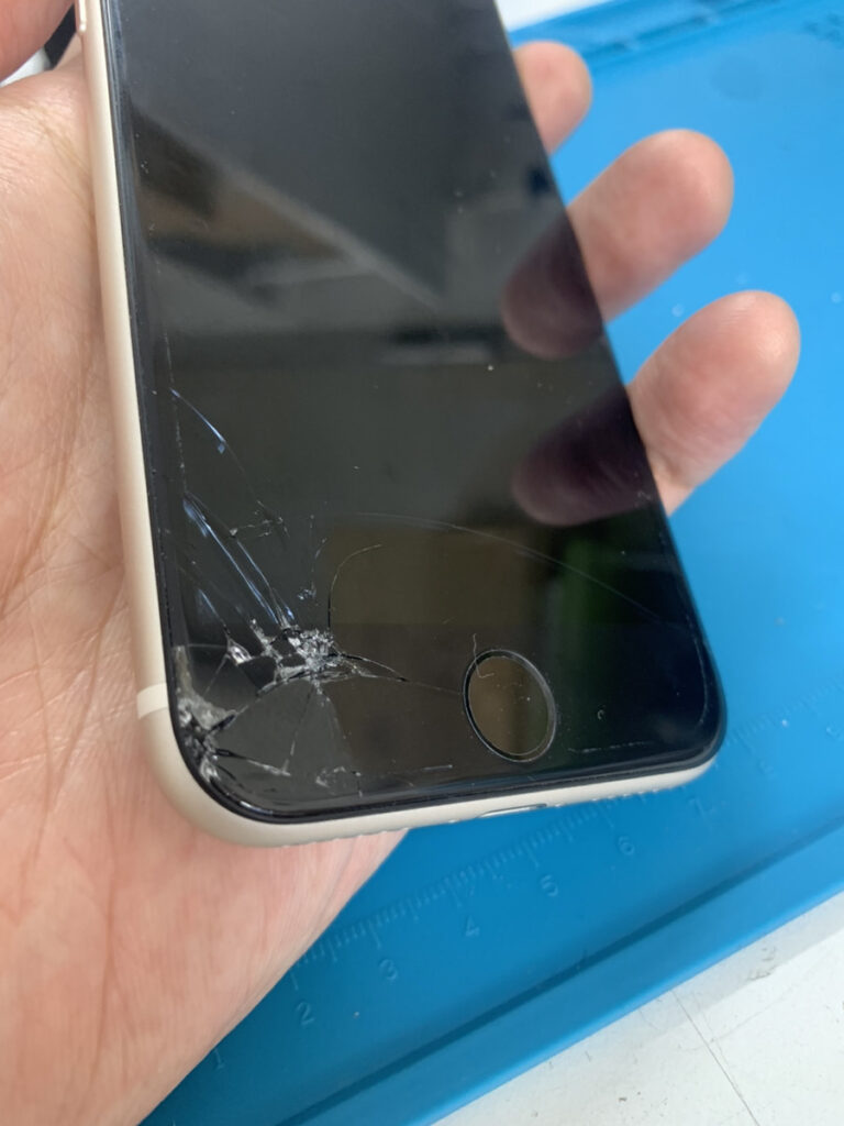 iPhone SE3 256GB ※画面にひびあり アイフォンSE第3世代の画面が割れたらどうする？ | iPhone修理