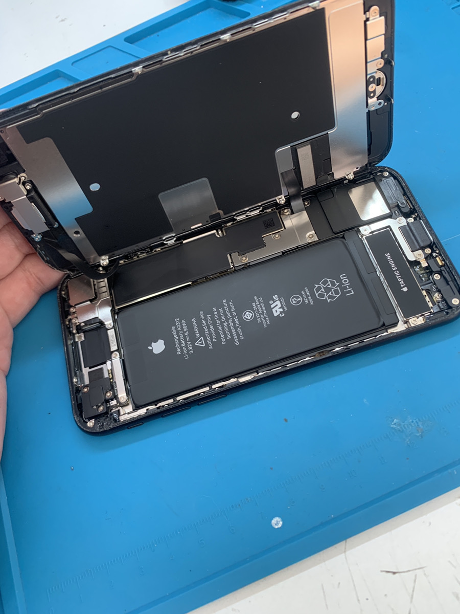 iPhoneSE2 ロゴから進まない【東久留米店】