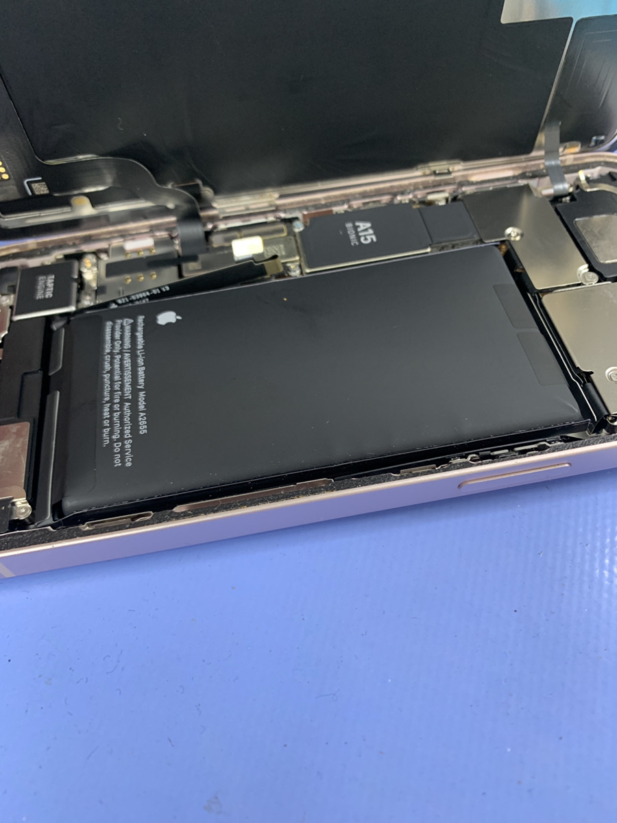 iPhone13 バッテリー膨張【ひばりヶ丘店】