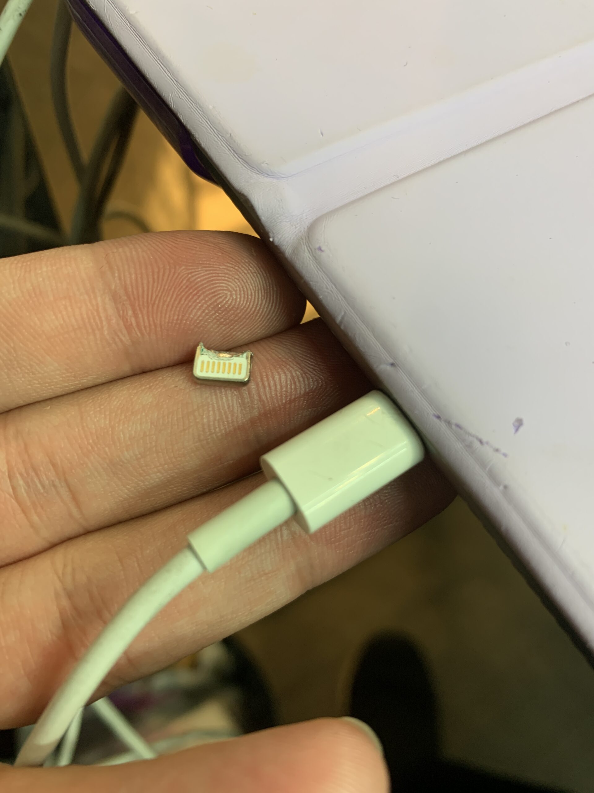 iPad6 充電器端子が折れた・・【練馬店】
