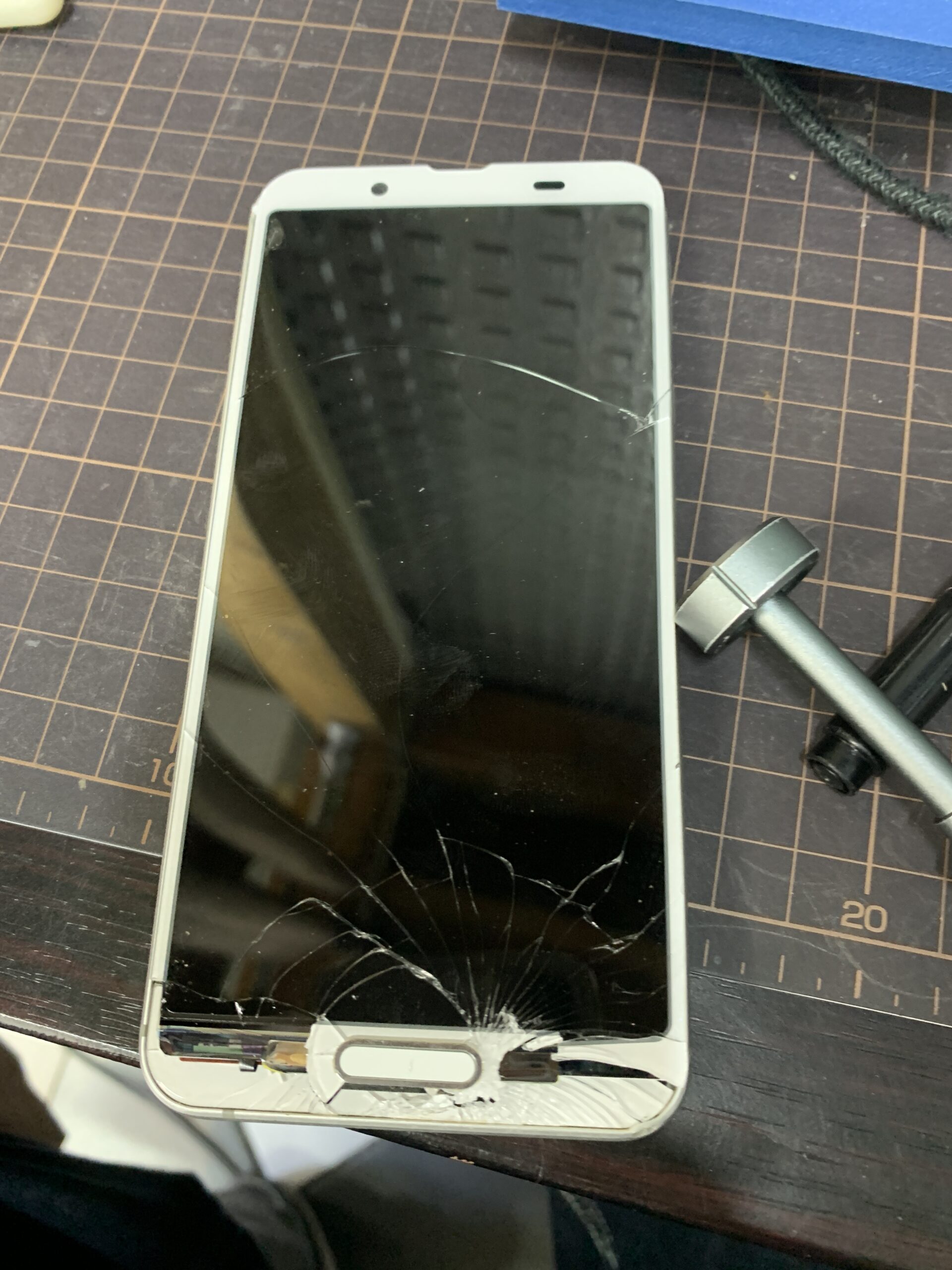 割れたAQUOS sense3 lite【大泉学園店】