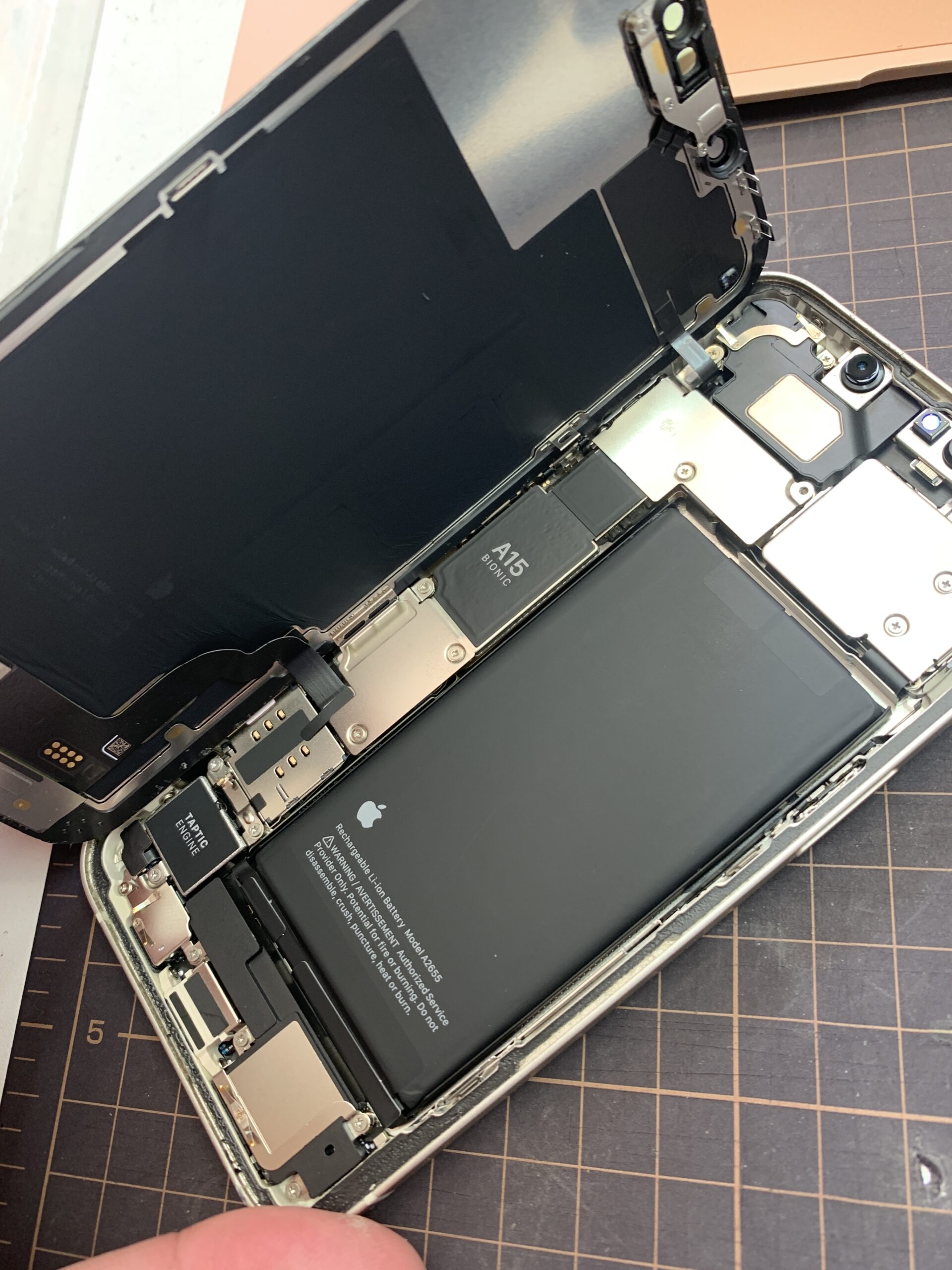iPhone13 液晶漏れ【大泉学園店】