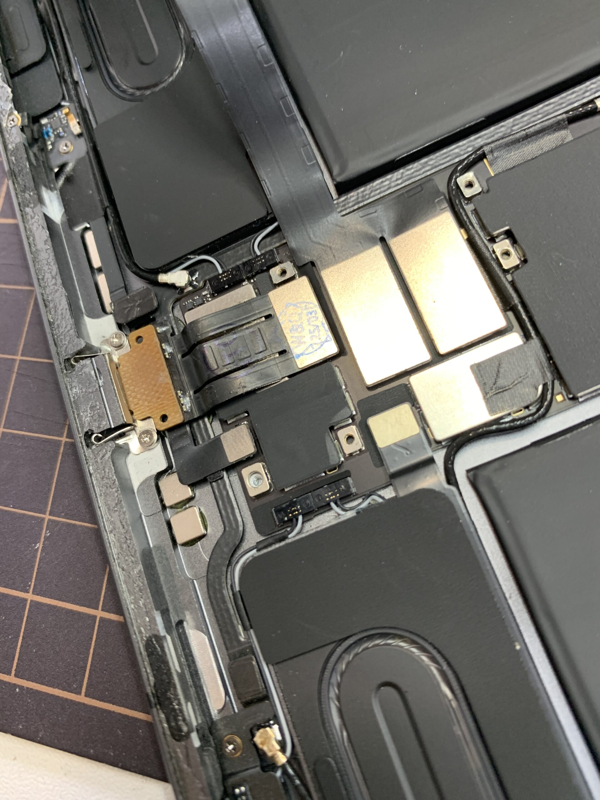 iPad Pro12.9 5世代目 充電口交換【練馬店】