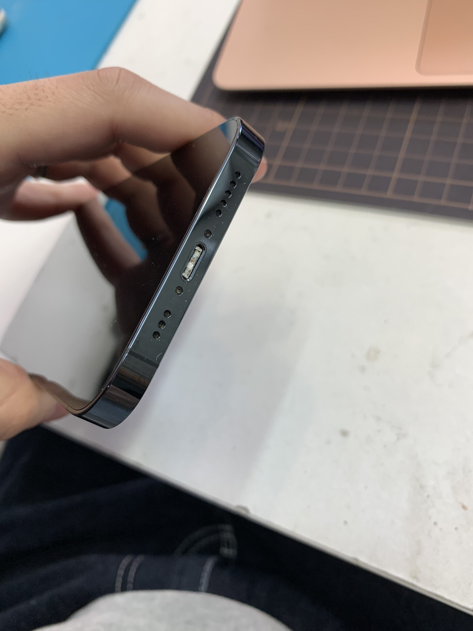 iPhone12Pro ドックのクリーニング【練馬店】