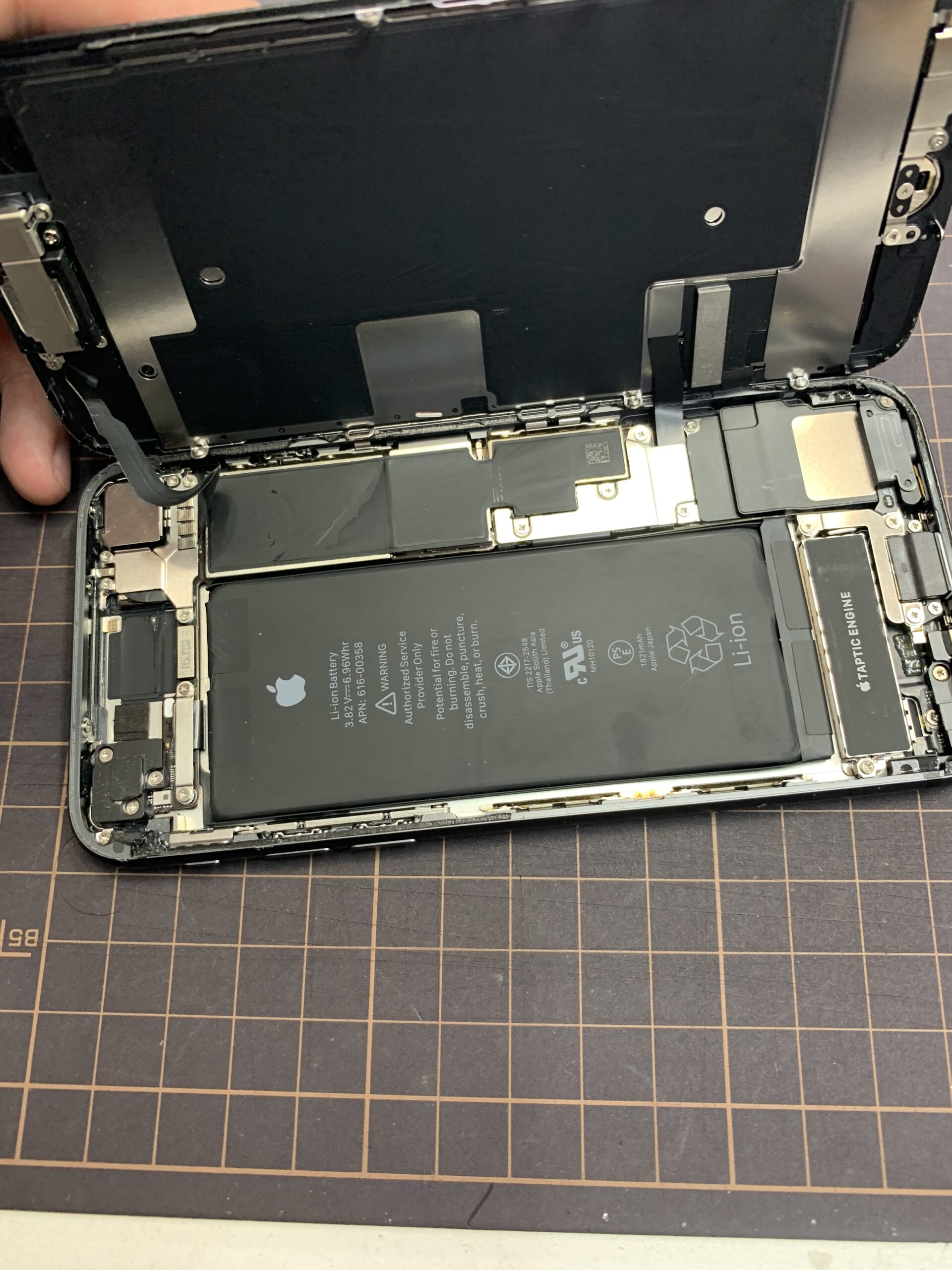 iPhone8 液晶・バッテリー交換【練馬店】