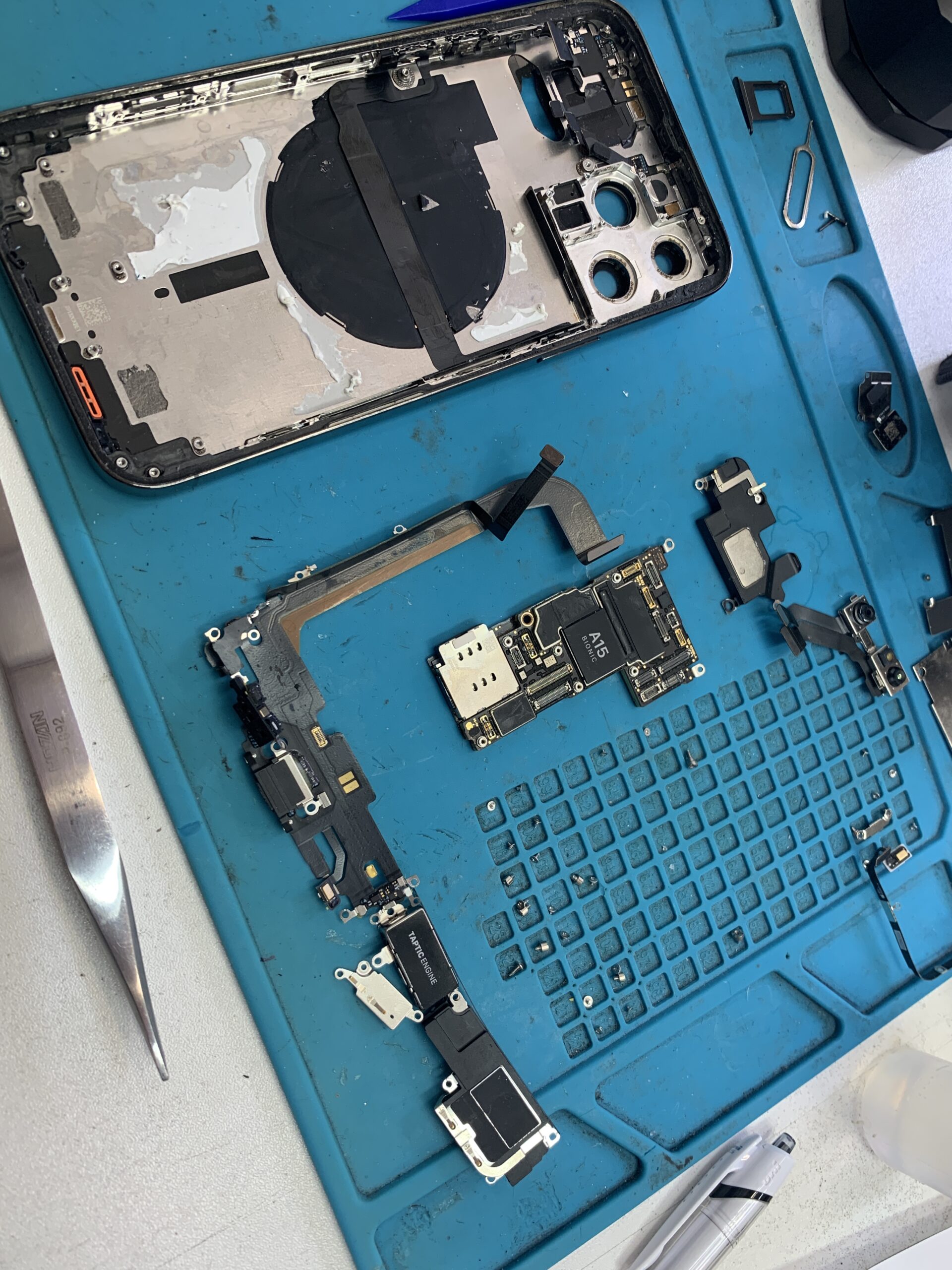 iPhone13ProMax　液晶・バックパネル交換【練馬店】