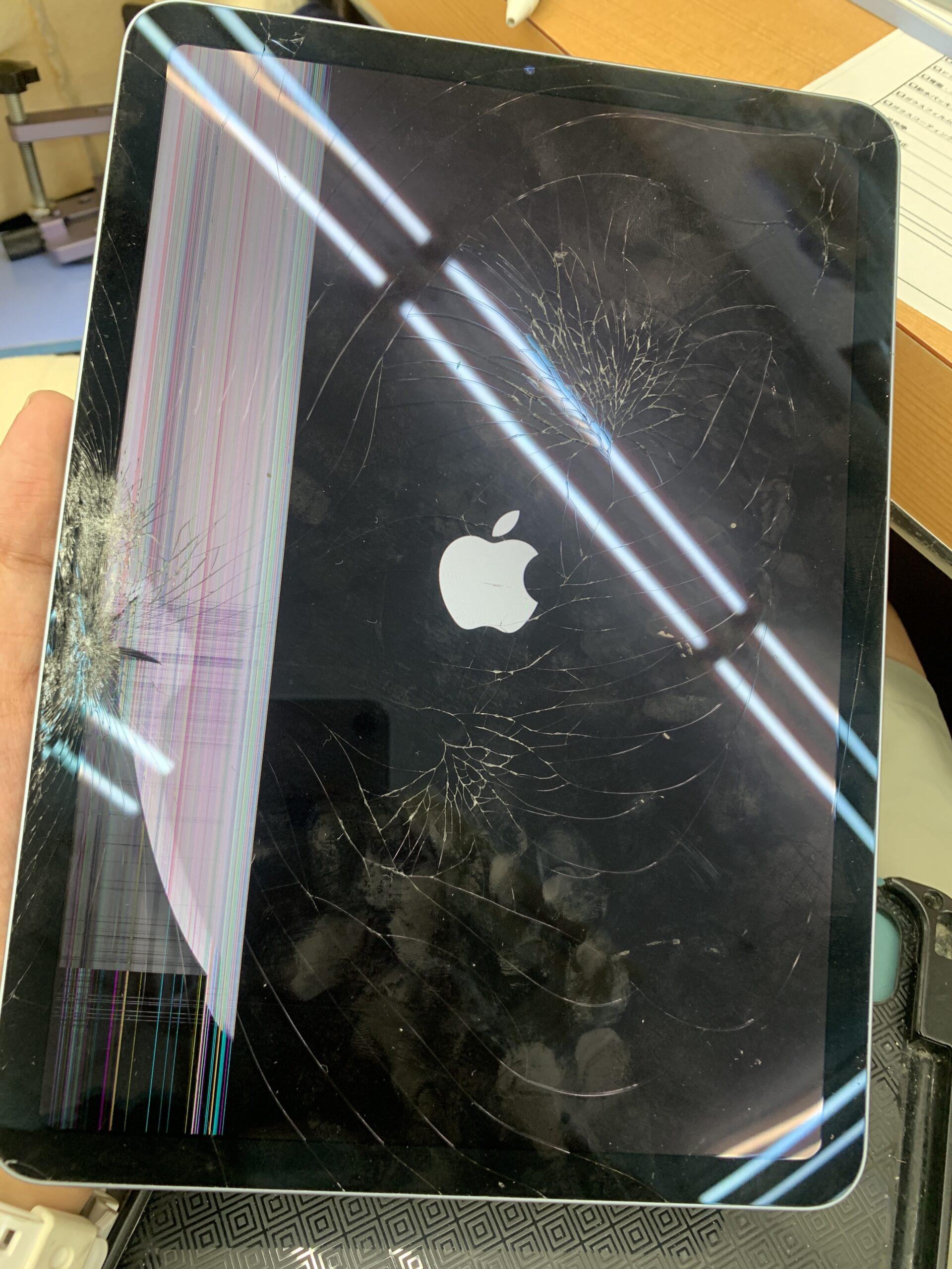 iPadの画面がバキバキに…。「修理」or「買い替え」どっちがお得？【大泉学園店】