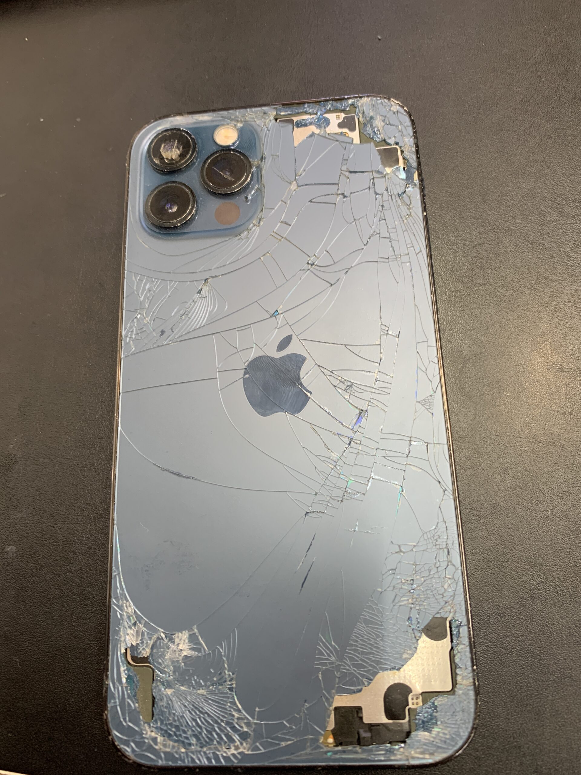 iPhone背面がバキバキに割れた！修理方法と費用・注意点を徹底解説【練馬】