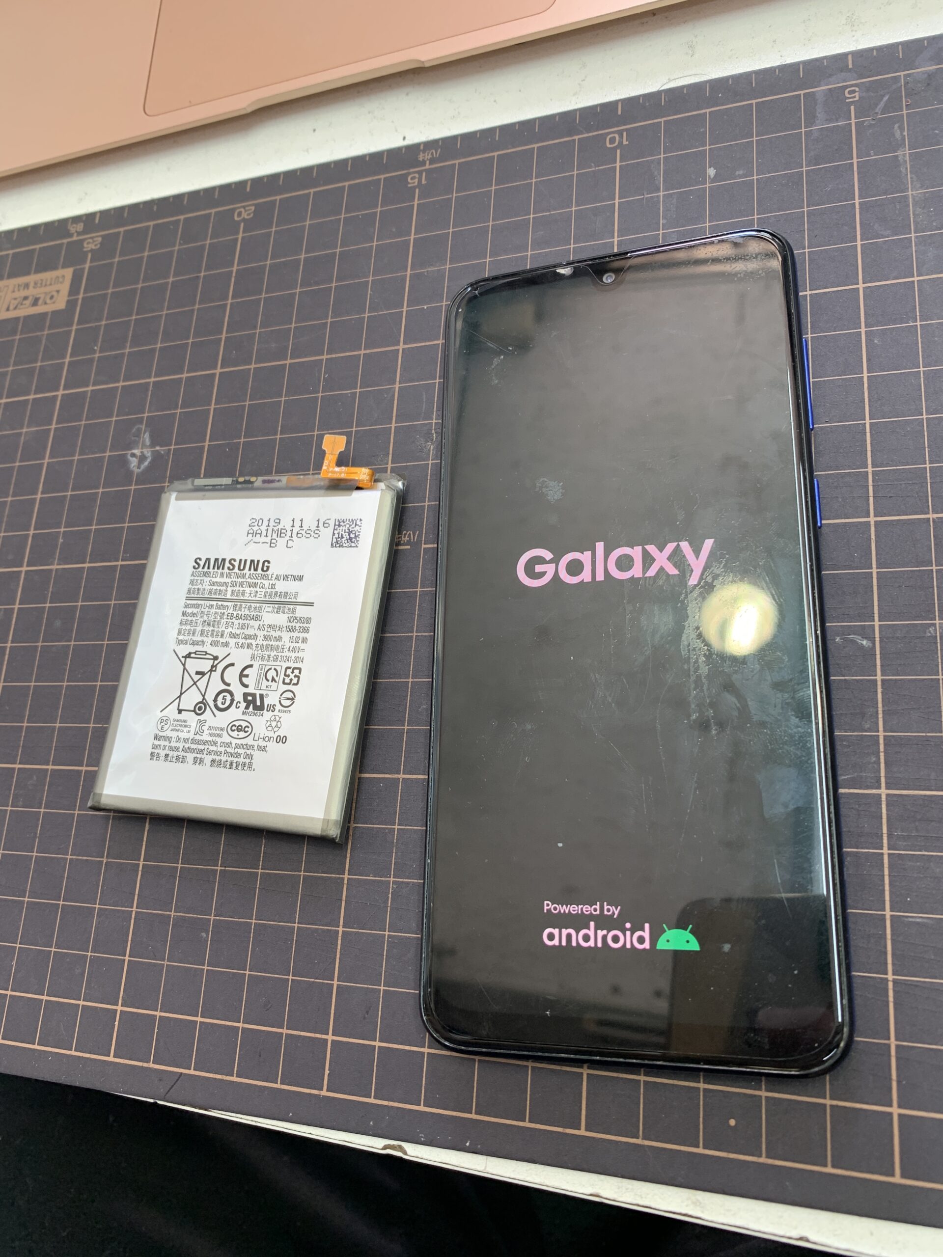 スマホのバッテリーが膨張したら危険！放置せずに早めの交換を【練馬店】