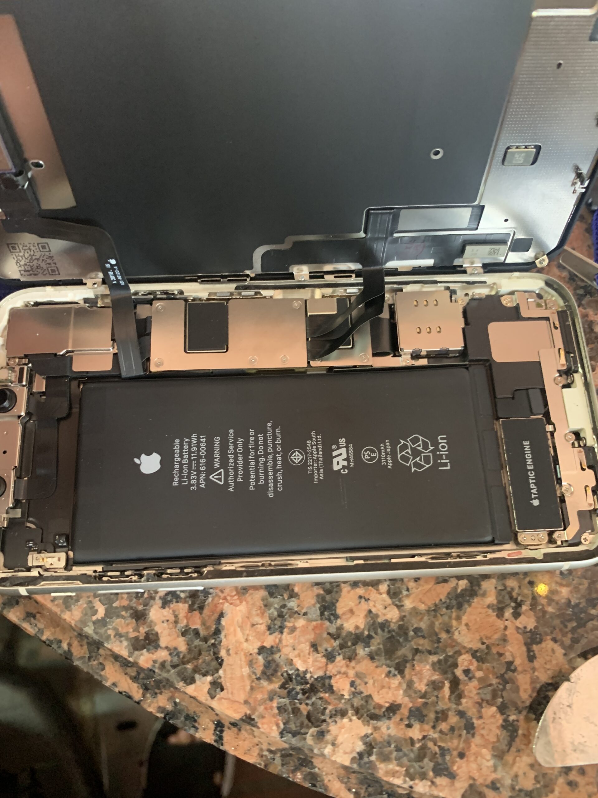 【石神井公園駅からすぐ！】iPhone画面交換なら即日対応のRepair World石神井公園店にお任せ！