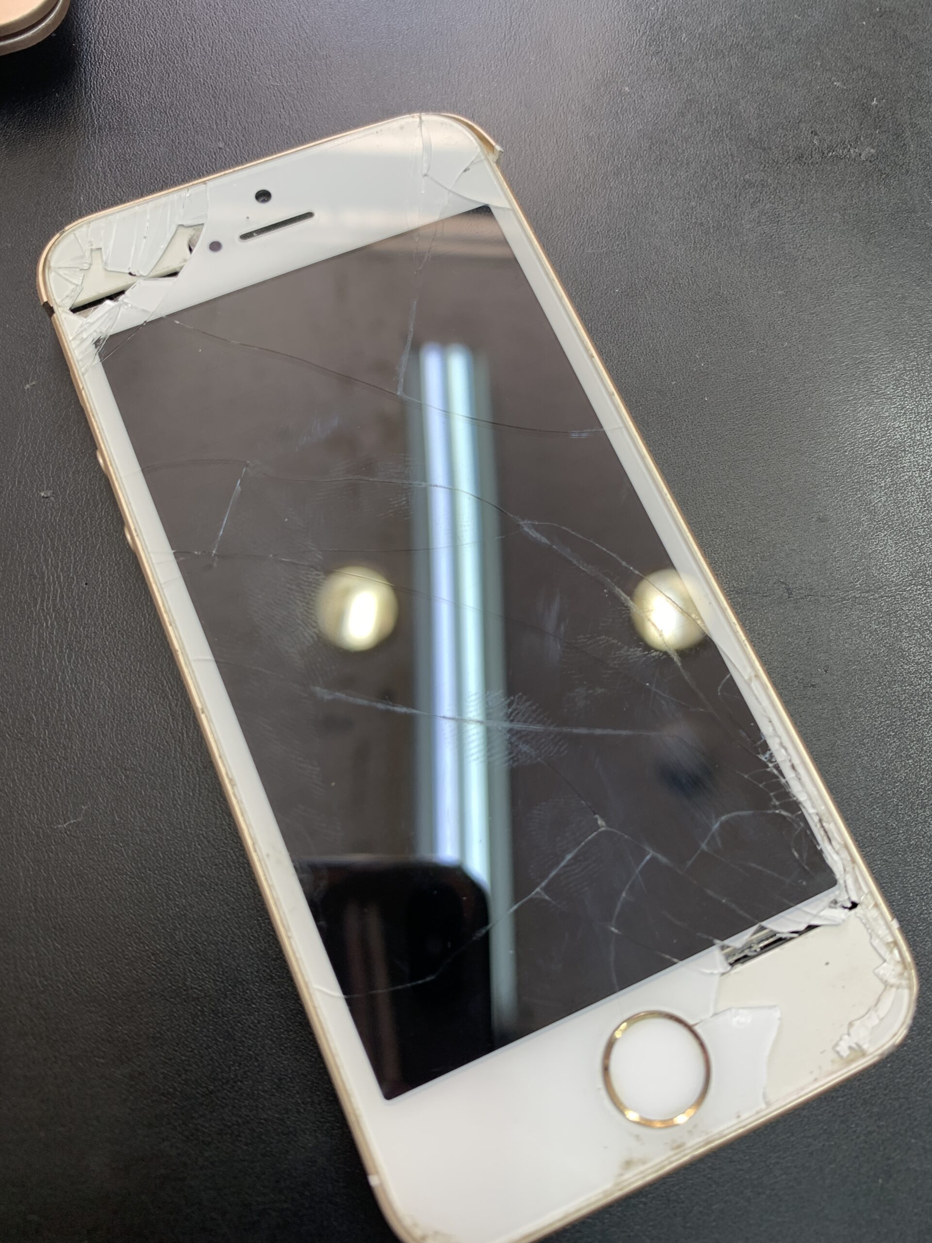 【iPhoneの液晶が映らない・タッチできない？】液晶交換で新品同様に！練馬で即日修理