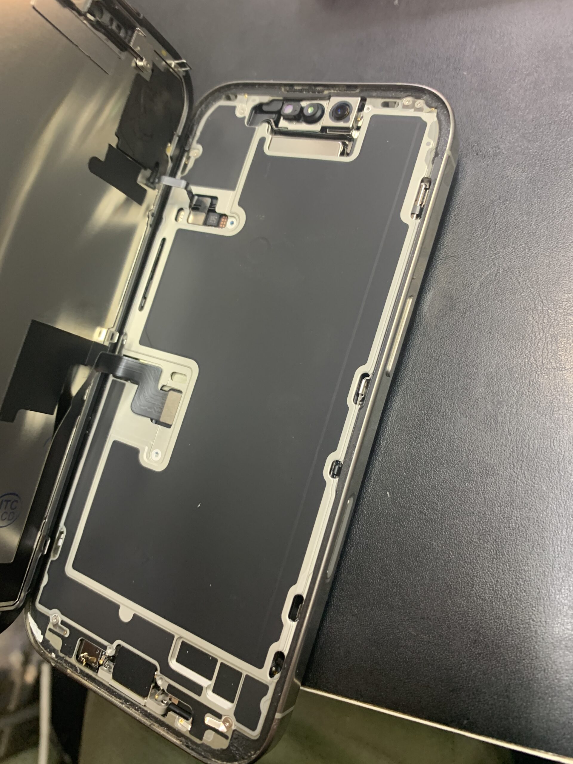 iPhone16Pro液晶交換なら即日対応【練馬店】