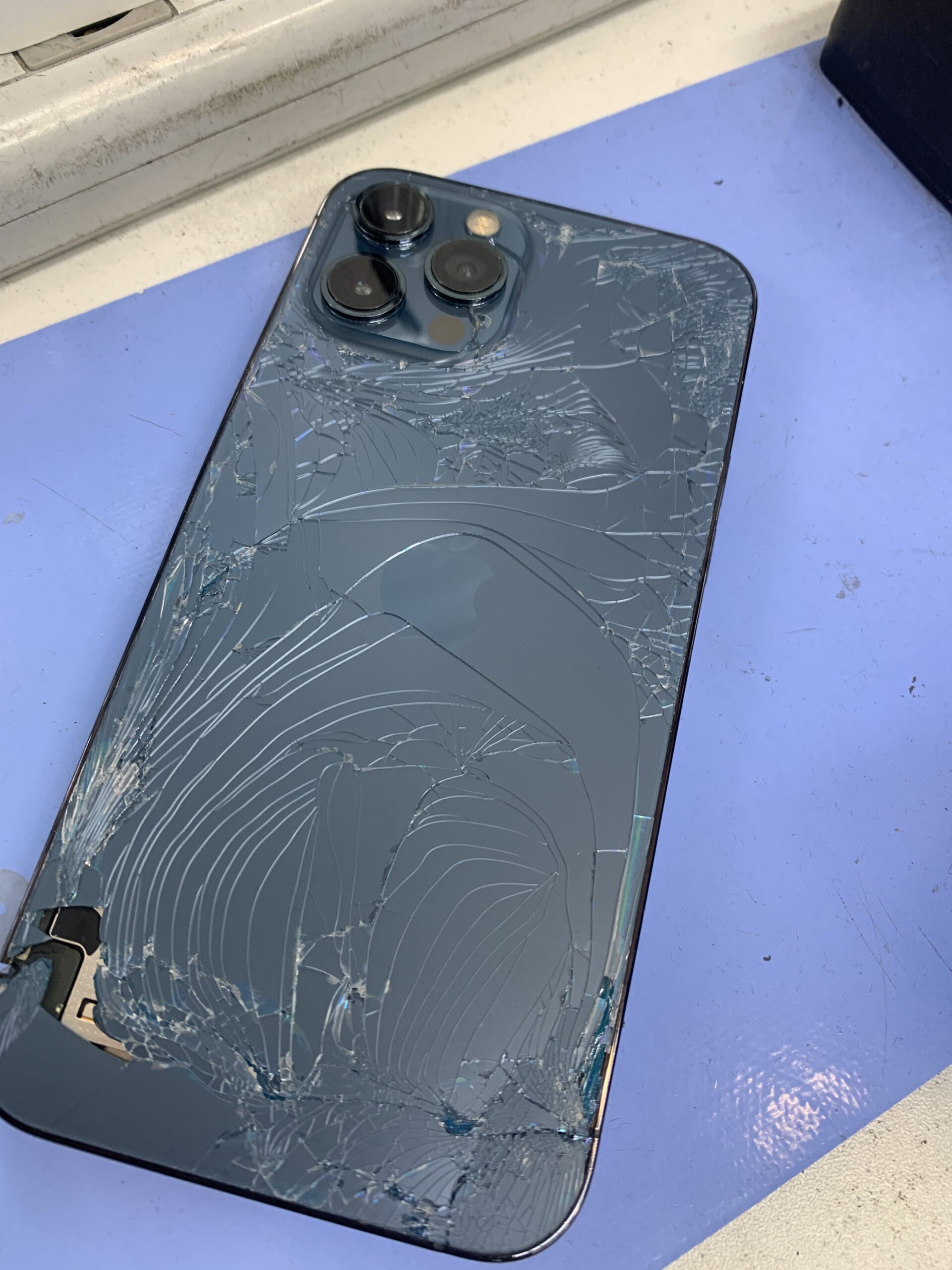 【練馬店】iPhone12 Pro Maxの背面割れもお任せください！