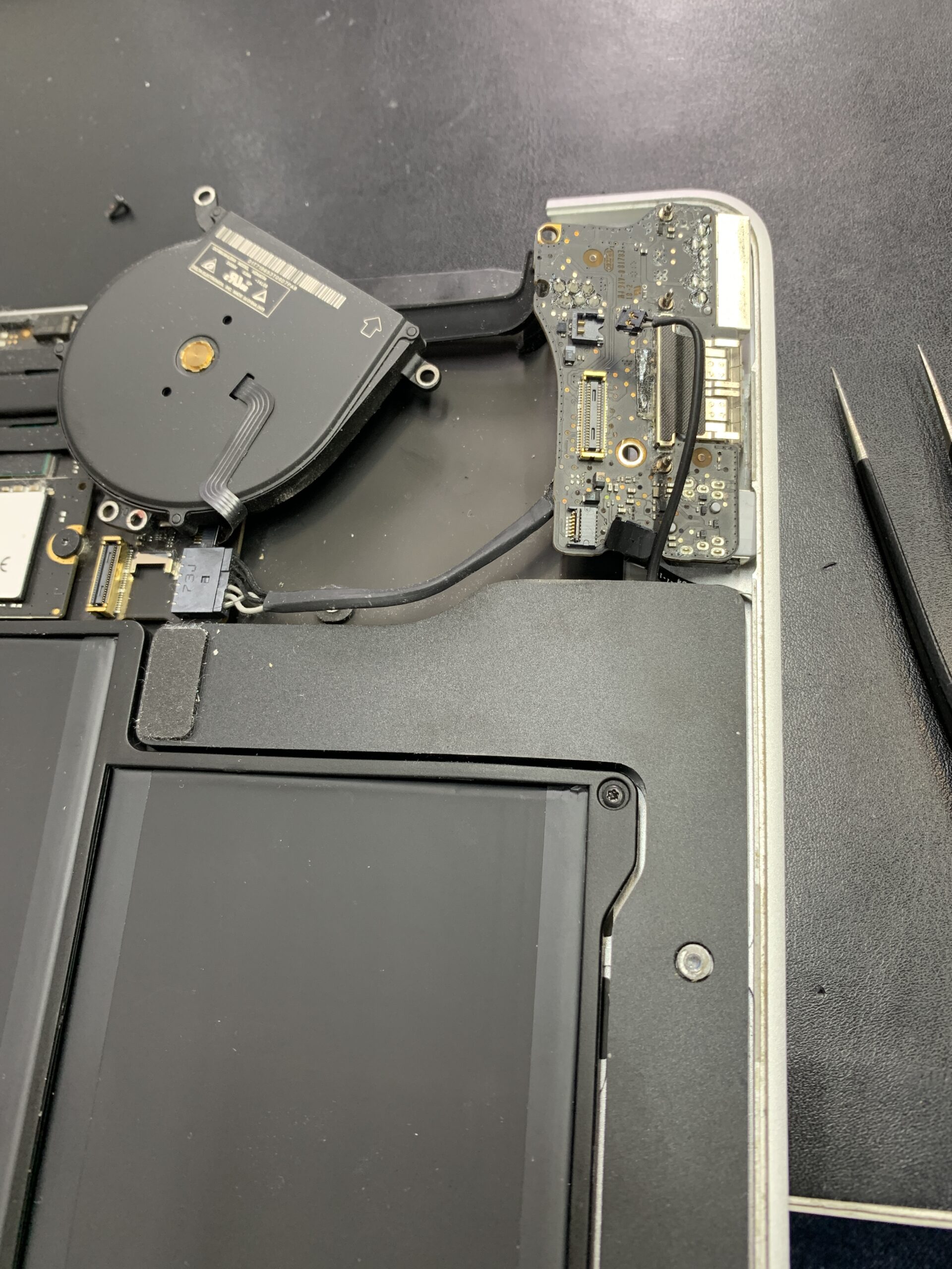 MacBook Air 液晶交換お任せください！！【練馬店】