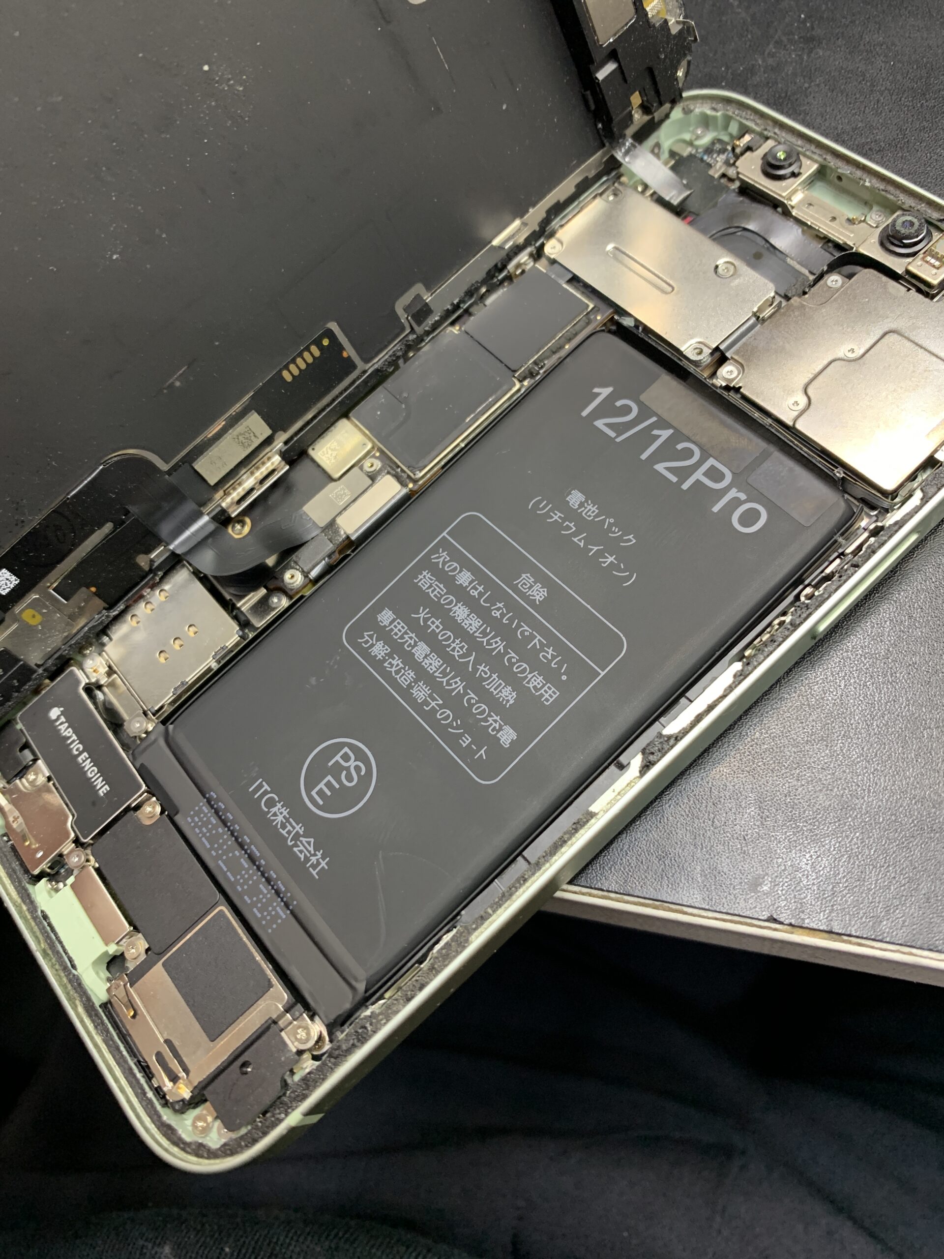 iPhone12のバッテリーが膨張⁉︎危険なバッテリーは即日交換⚠️【練馬店】