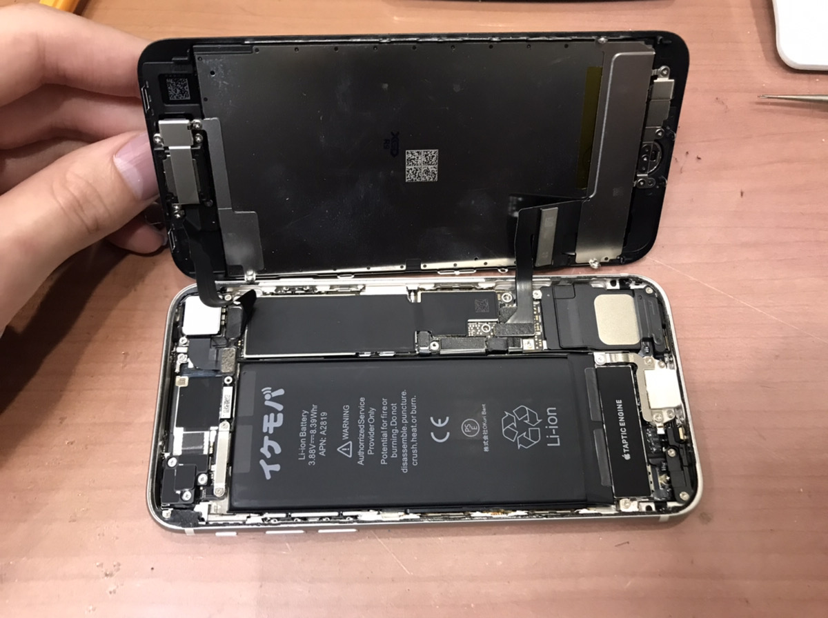 iPhone SE3の液晶とバッテリー、ダブルで修理！【本厚木店】