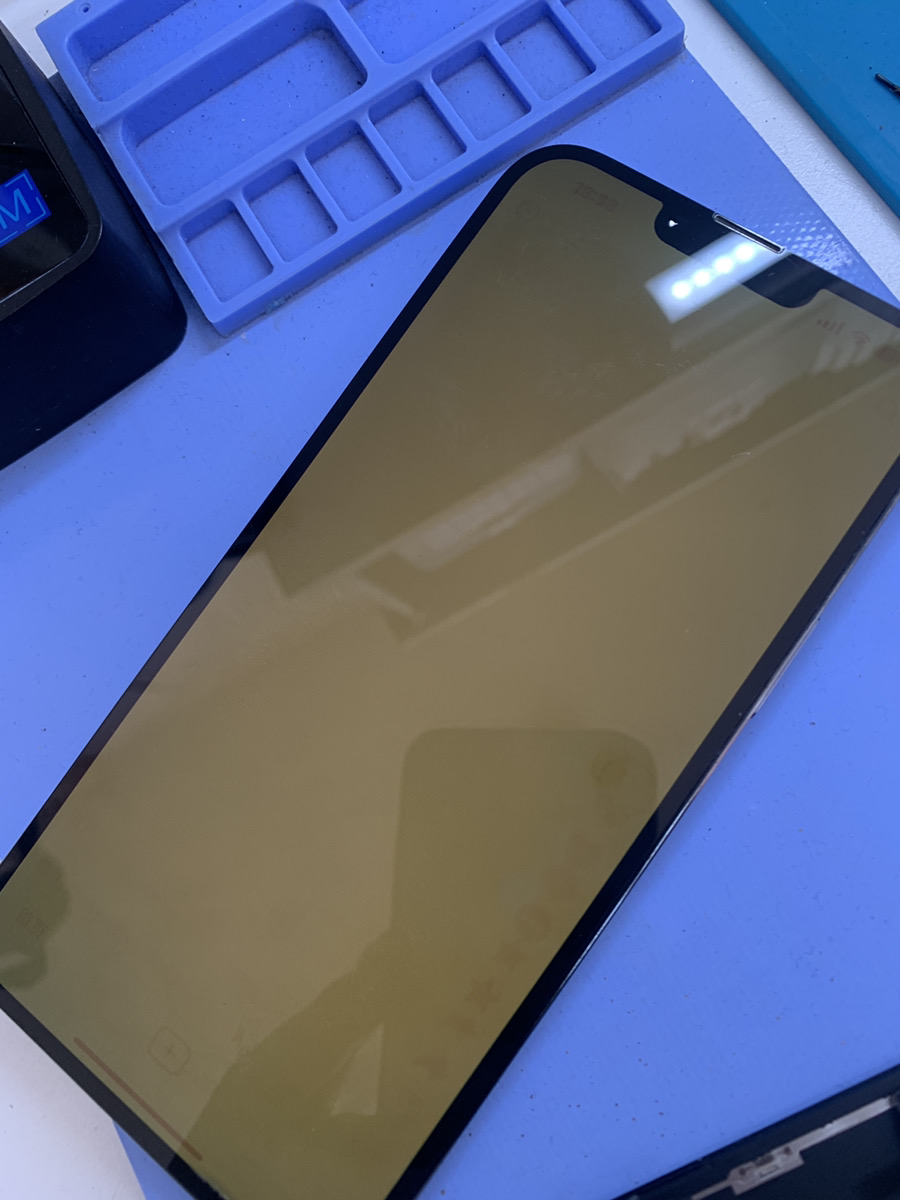iPhone13ProMAXの画面が黄色くなって使えなくなった！？【東久留米店】