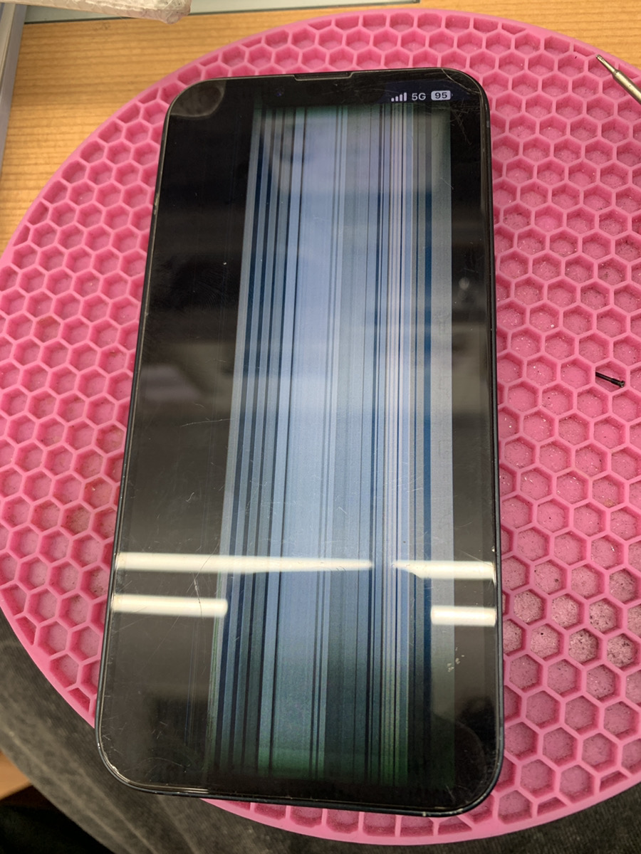 iPhone13 画面に縦線が入るトラブル【大泉学園店】