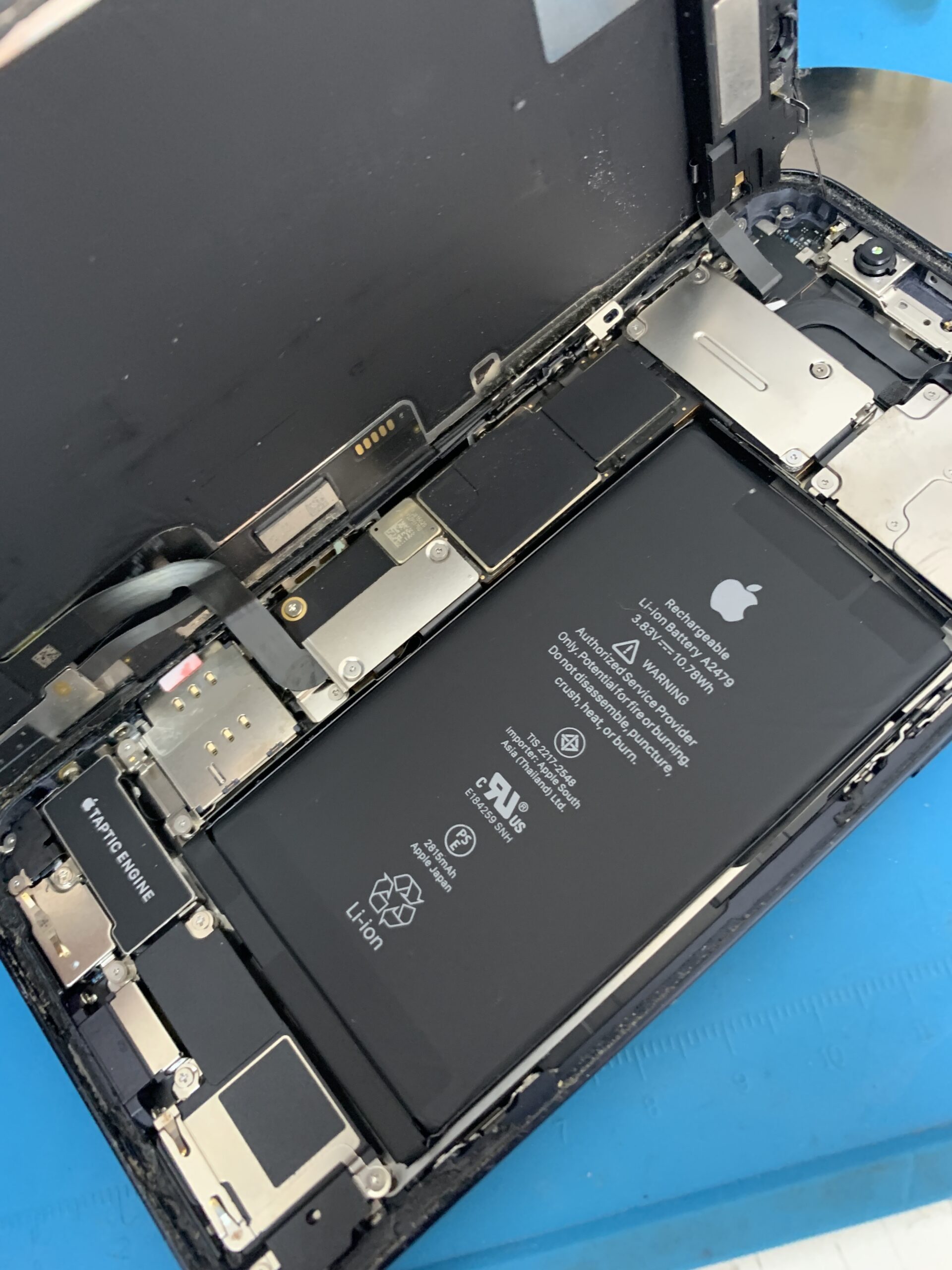 iPhone 画面にひびあり バッテリー83% 最大容量83%】iPhoneSE(第2世代)のバッテリー交換して「充電がすぐ