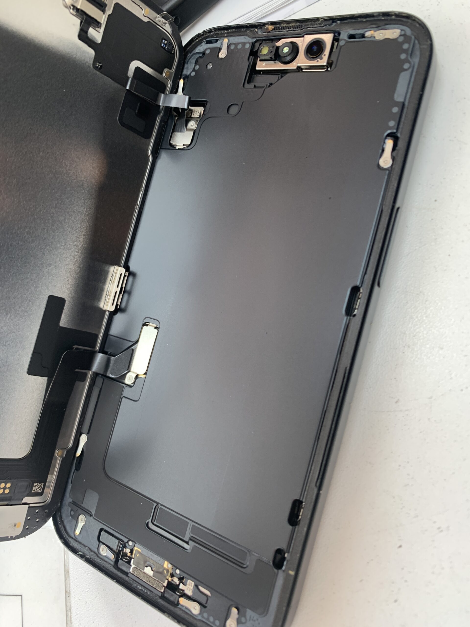 iPhone15 画面割れ修理 【東久留米店】