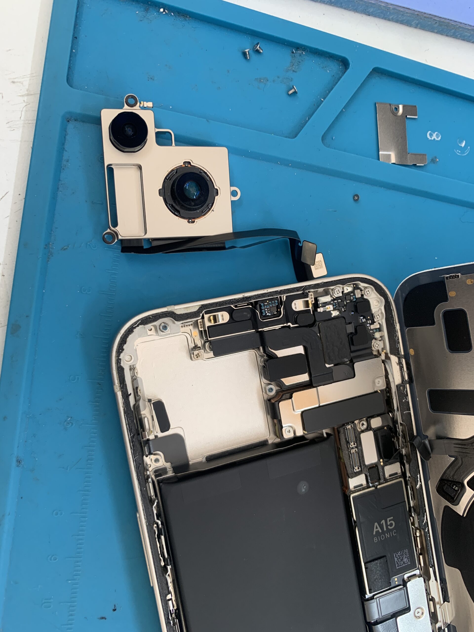 iPhone14 アウトカメラ交換【東久留米店】