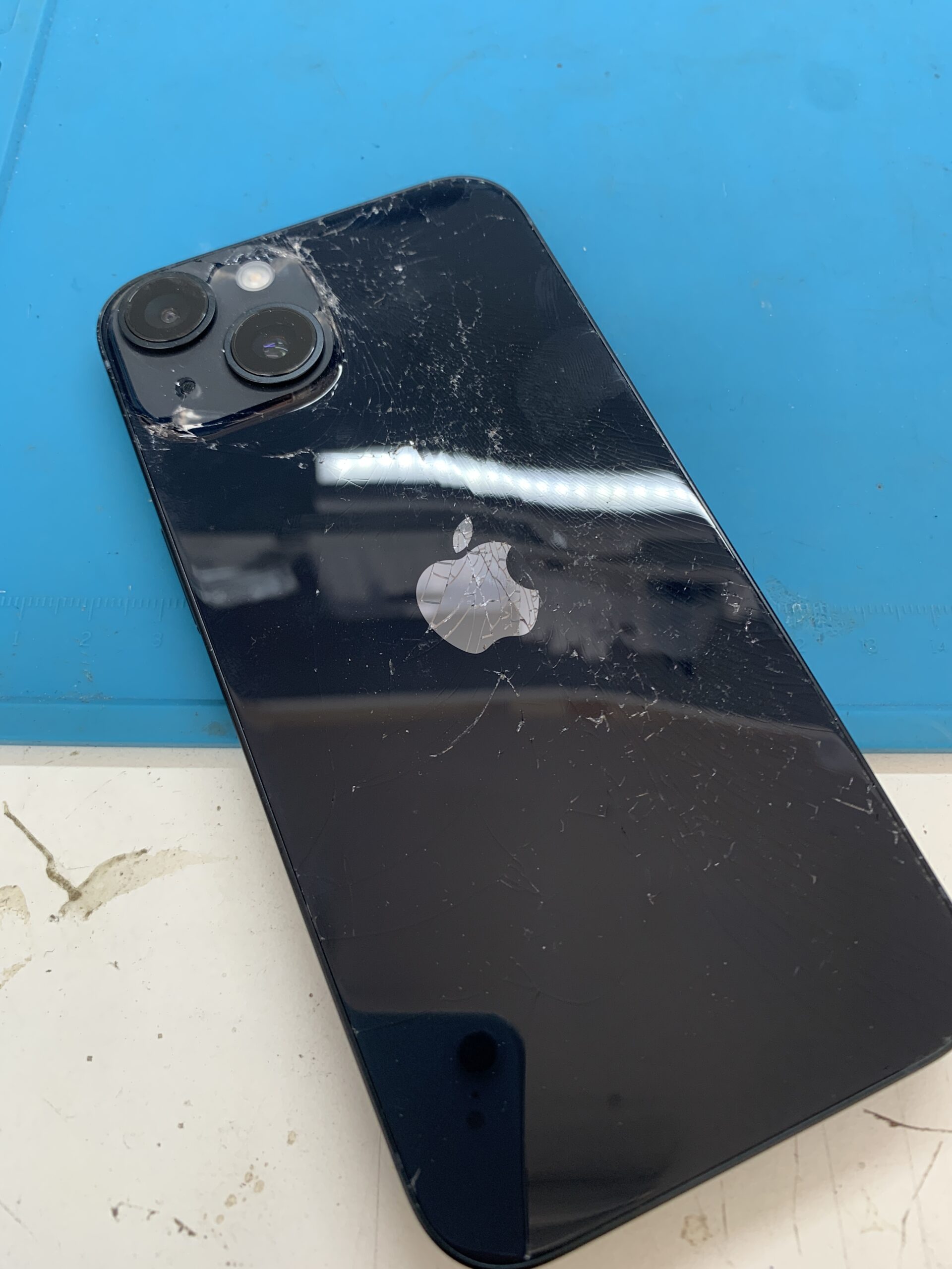 iPhone14の背面ガラス割れは修理できるの？放置のリスクと修理のメリット【東久留米店】